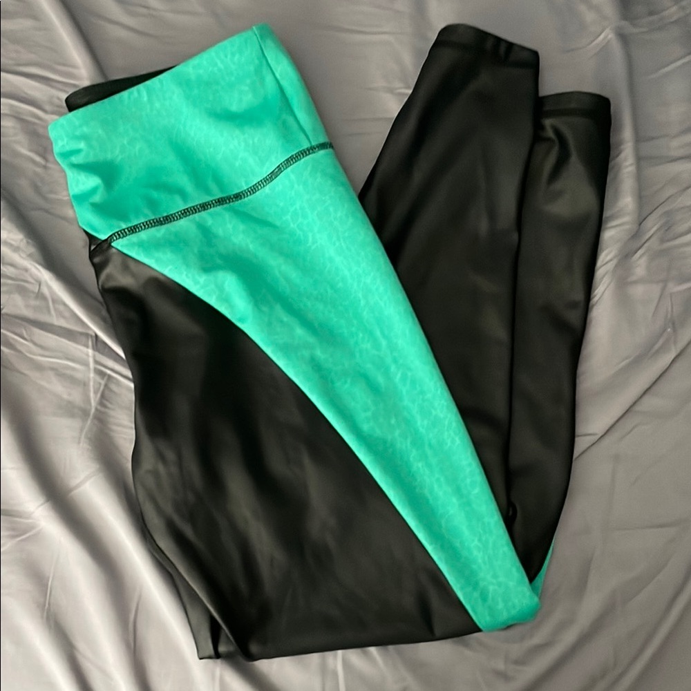 Stylish Green and Black Women's Activewear Set - Picture 2 of 3